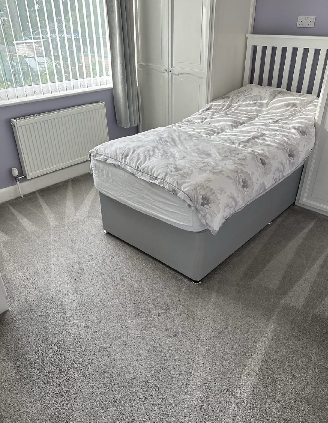 Grey bedroom carpet after extraction
