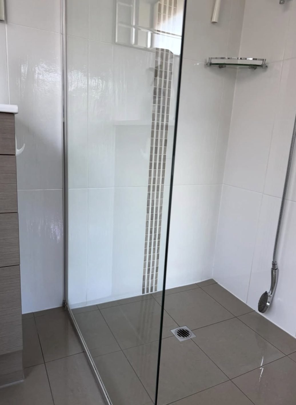 Shower enclosure and screen descaled